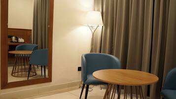 Chambre Double Exécutive, 1 très grand lit | Coin séjour | Télévision à écran plat de 42 pouces avec chaînes par câble