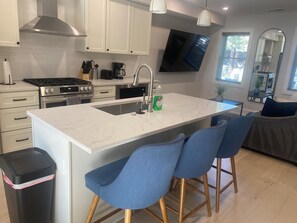 Fridge, microwave, oven, stovetop - 3-bedroom House in Awesome Washington D.C. with Deck (Washington)