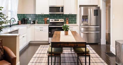 Cozy & Spacious Home w/ Firepit - 5 mins from Downtown Knoxville