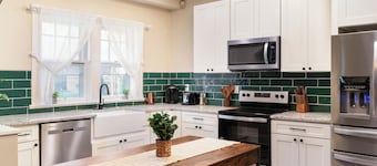 Cozy & Spacious Home w/ Firepit - 5 mins from Downtown Knoxville