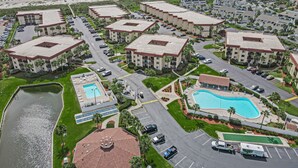 Un complexe hôtelier comprenant plusieurs bâtiments, une piscine et offrant une vue sur la plage.