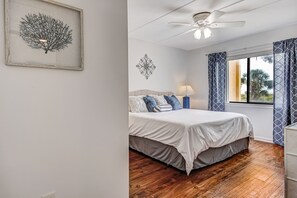 2 chambres, bureau, fer et planche à repasser, lit parapluie