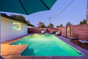 Outdoor pool, a heated pool - King Suite - Putting Green - Heated Pool (Phoenix)