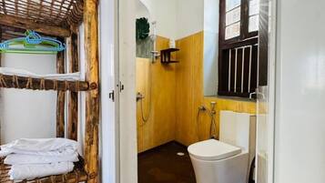 Casa Deluxe, vista a la ciudad | Baño | Regadera, pantuflas, toallas, jabón