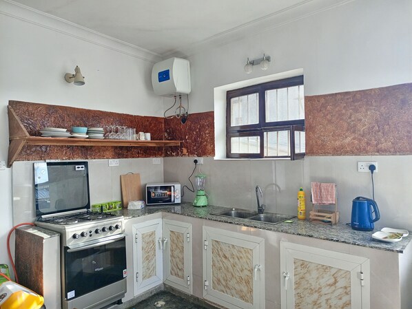 Deluxe House, City View | Private kitchen | Electric kettle, toaster