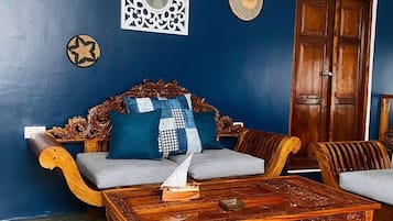 Deluxe House, City View | Living area