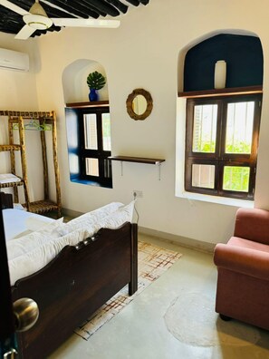 Deluxe House, City View | 3 bedrooms, desk, laptop workspace, soundproofing