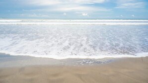 Ein Strand, an dem sanfte Wellen das Ufer erreichen.