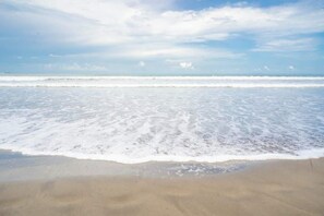Nær stranden og solsenger