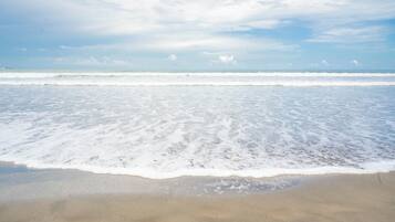 Plage à proximité, chaises longues