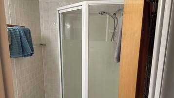 Asciugamani, sapone, shampoo, carta igienica