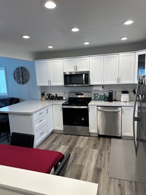 Refrigerador, microondas, horno y parrilla de estufa