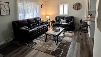 Smart TV, caminetto, videogiochi, videoteca