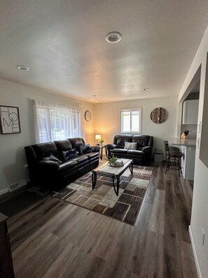 Smart TV, chimenea, videojuegos y videoteca