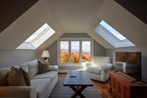 Een open haard, videospelletjes, tafelvoetbal en een tafeltennistafel