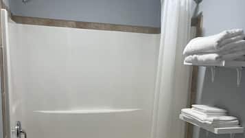 Secadora de cabello, toallas, jabón, papel de baño