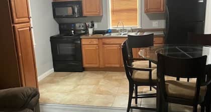 Charming 1-bedroom 3 Miles from Whiteman AFB Knob Noster with AC, WiFi
