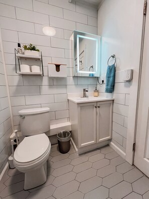 Hårtork, handdukar, tvål och schampo