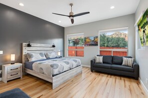 4 Schlafzimmer, Schreibtisch, Bügeleisen/Bügelbrett, Reisekinderbett