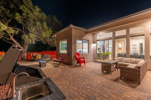 Terrace/patio - Sedona Escape: Desert Hot Tub, Deck & Game Room (Sedona)
