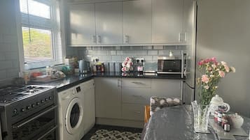 Een microgolfoven, een oven, een kookplaat, een vaatwasser