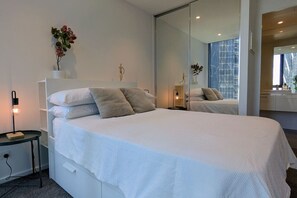 2 bedrooms, desk, iron/ironing board, WiFi - Yarra Vista Metropolitan Apartment (Melbourne)