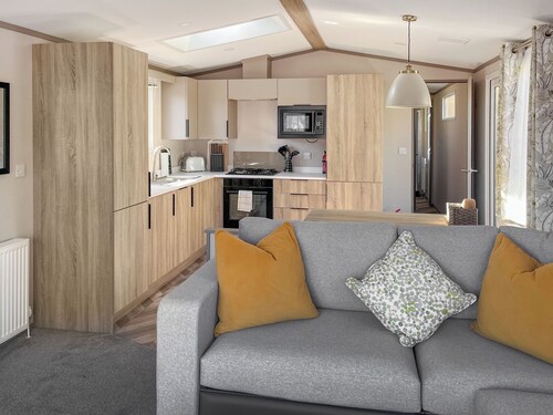Katie's Cosy Caravan - UK48380