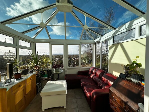 Smart-TV, peis, bøker og musikkbibliotek