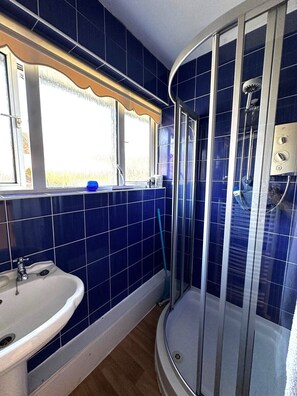 Shower, hair dryer, towels, soap - Sha's Pad, Room 4, SINGLE BED - shared shower room with 1 other person. (Baglan)