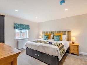 5 bedrooms, free WiFi, bed sheets - 5 bedroom accommodation in East Stoke, near Newark (East Stoke, near Newark)