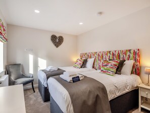 5 bedrooms, free WiFi, bed sheets