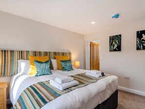 5 bedrooms, free WiFi, bed sheets