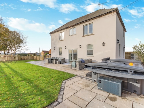 5 bedroom accommodation in East Stoke, near Newark