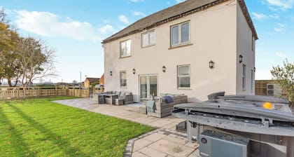 5 bedroom accommodation in East Stoke, near Newark