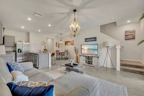 Serenity Townhouse|Pool, Gym, Hiking & Parks