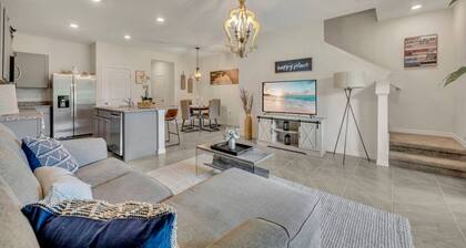 Serenity Townhouse|Pool, Gym, Hiking & Parks