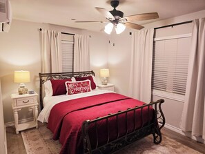 3 slaapkamers, een strijkplank/strijkijzer, reisbedje, gratis wifi