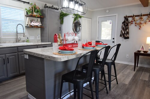 Charming 3BD, 1 Bath, House near downtown. All amenities, full kitchen, Full WD