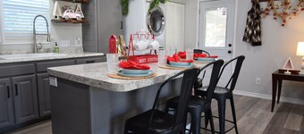 Charming 3BD, 1 Bath, House near downtown. All amenities, full kitchen, Full WD