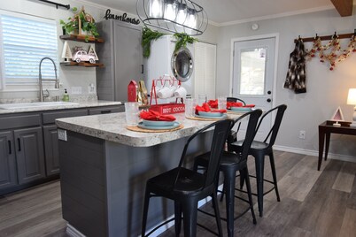 Charming 3BD, 1 Bath, House near downtown. All amenities, full kitchen, Full WD