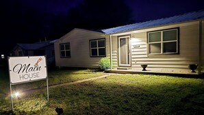 Une maison avec une pancarte indiquant « Résidence principale » devant l’entrée.