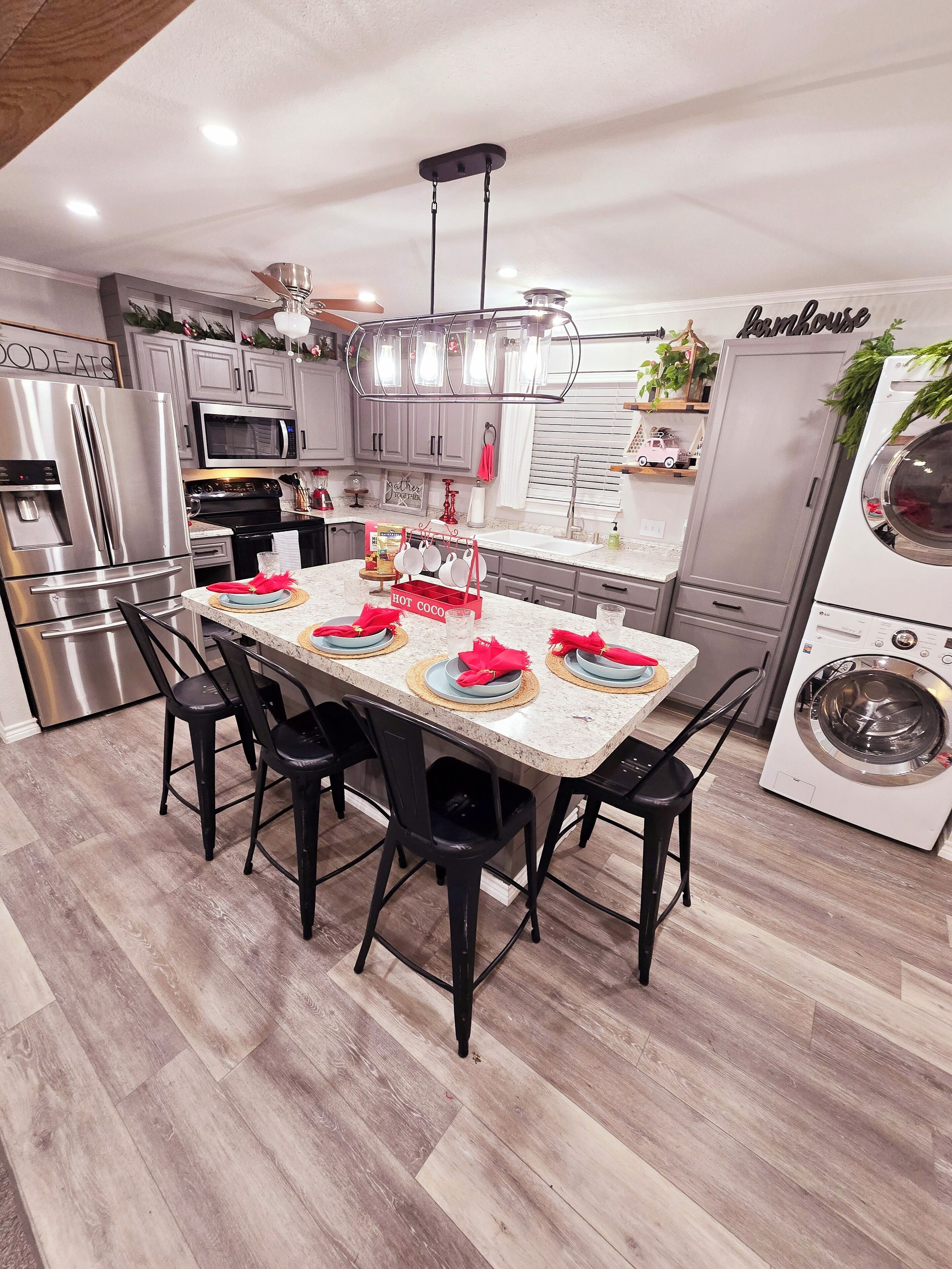 Réfrigérateur, micro-ondes, four, plaque de cuisson