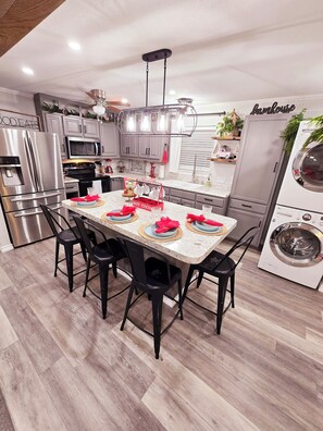 Fridge, microwave, oven, stovetop - Charming 3BD, 1 Bath, House near downtown. All amenities, full kitchen, Full WD (Rising Star)