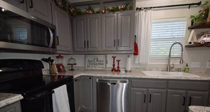 Charming 3BD, 1 Bath, House near downtown. All amenities, full kitchen, Full WD