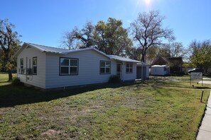 Exterior - Charming 3BD, 1 Bath, House near downtown. All amenities, full kitchen, Full WD (Rising Star)