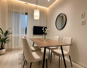 Dining - Cozy place for whole family & pawn kids .Close to subway & services. (Montréal)