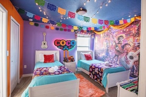 9 bedrooms, iron/ironing board, travel cot, free WiFi - Private Pool, Star Wars Mini-golf, Sleeps 24+ (Four Corners)