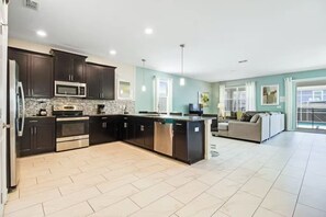 Kylskåp, mikrovågsugn, ugn och spishäll