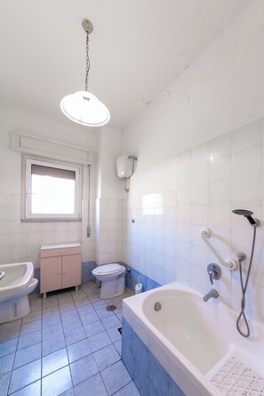 Een bidet, handdoeken, zeep, toiletpapier