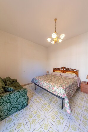 1 bedroom, bed sheets